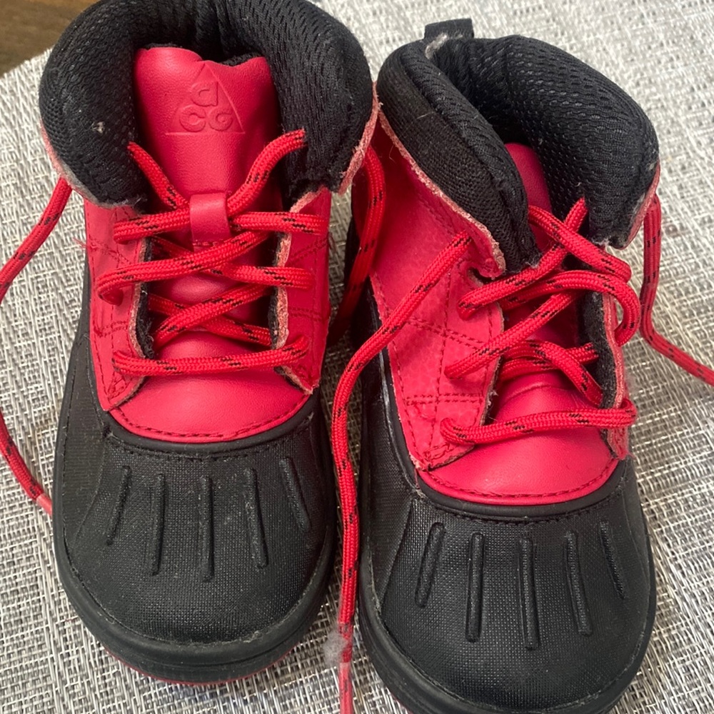Nike ACG red and black size 8